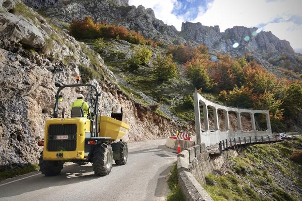 Sotres encara el último invierno sin viseras antialudes tras dos décadas de espera