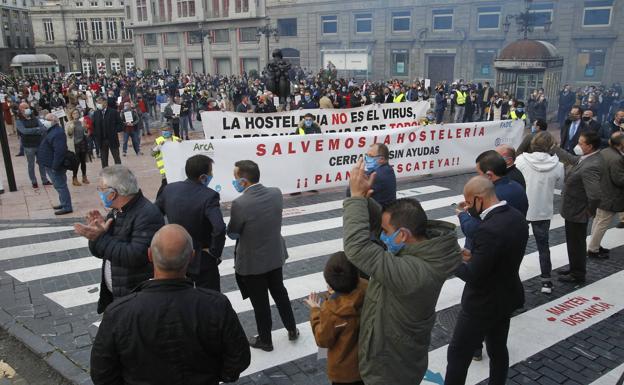 Estado de alarma en Asturias | Protesta de medio millar de hosteleros en Oviedo