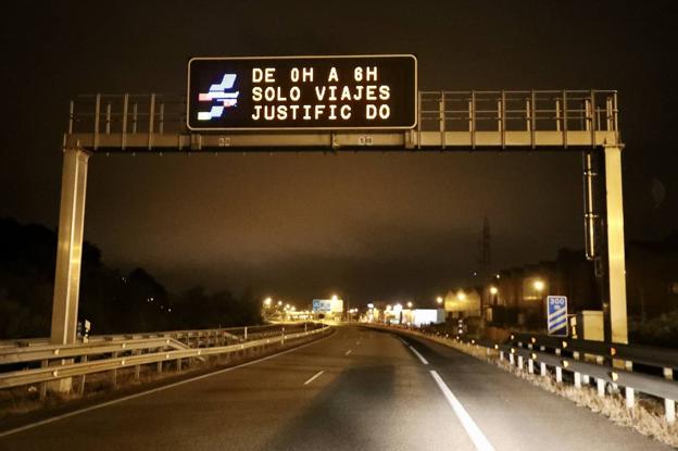 La Policía de Siero propone dos sanciones a los siete ocupantes de un bajo privado y a un bar de la Pola