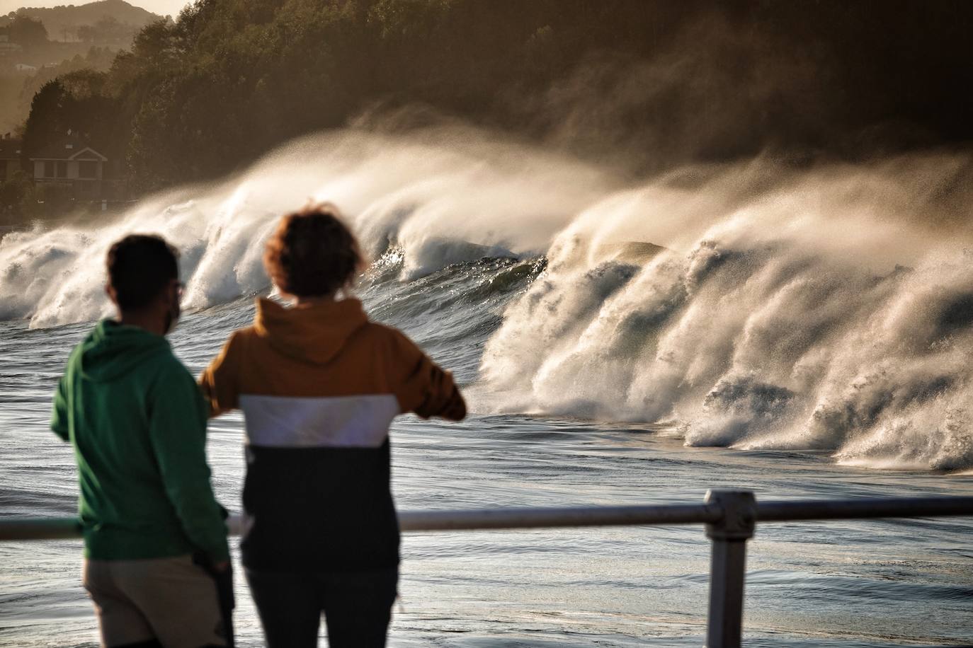 La costa asturiana castigada con olas de hasta siete metros