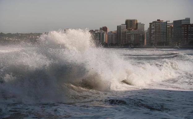 Tiempo en Asturias | Reguero de daños por el fuerte oleaje en la costa asturiana