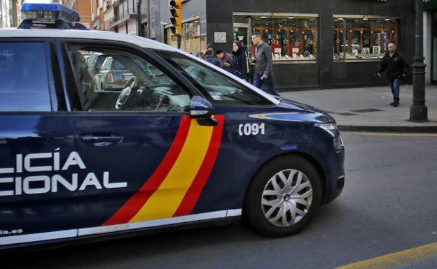 Detenido en Gijón tras amenazar con un martillo a un hombre en una discusión de tráfico