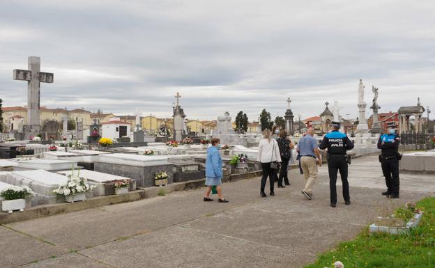 Tranquilidad y poca gente en un día de Todos los Santos marcado por las restricciones