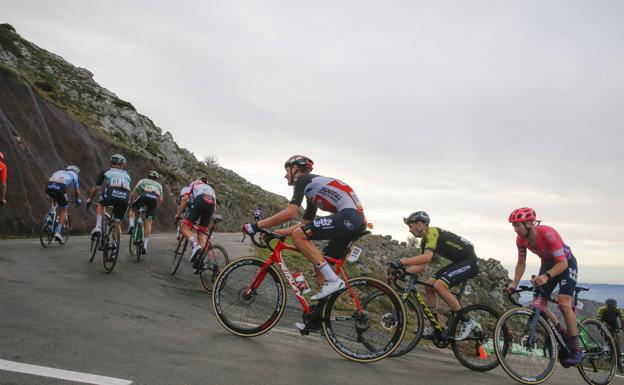 El Angliru, sin público, más infernal