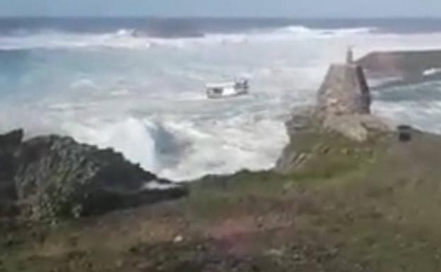 La espectacular maniobra de un barco para entrar al puerto de Tapia en pleno temporal