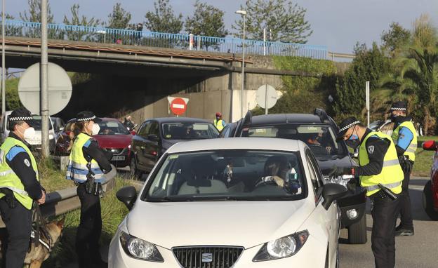 Denuncian ocho fiestas ilegales en Gijón y Avilés