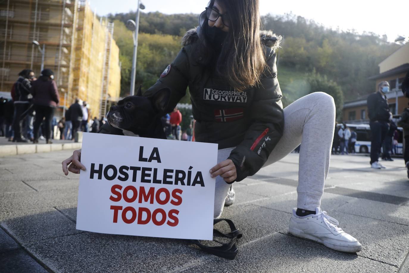 Los hosteleros asturianos protestan por el cierre
