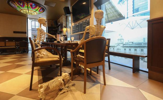 Clientes en los huesos a la espera de la reapertura de los bares en Avilés