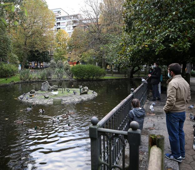El estanque de los patos del Campo cambia de cierre