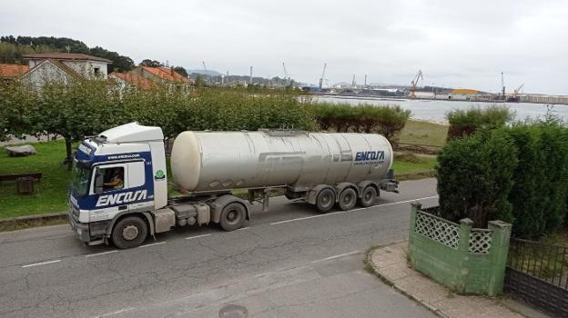 Cogersa recurre a camiones para trasladar residuos a Maqua ante las carencias de su colector