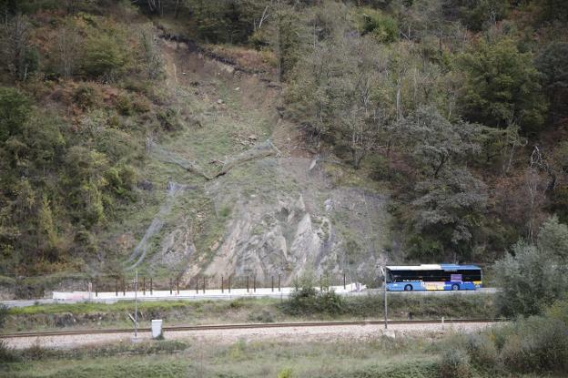 Dos años con un argayo que mantiene cortada parte de la carretera entre Blimea y Barredos