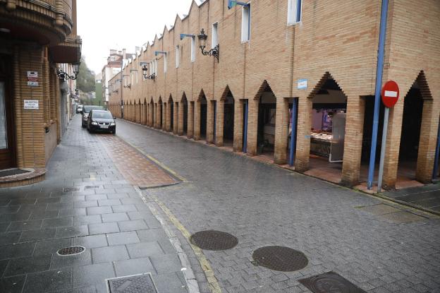 El acusado de acuchillar a dos clientes de un bar en Sama se enfrenta a diez años de cárcel