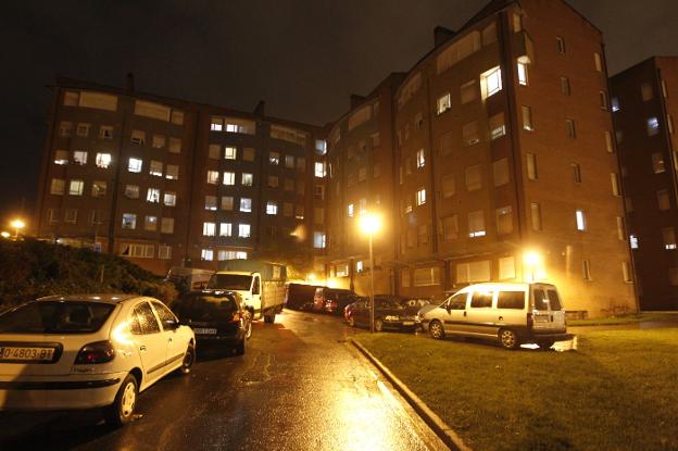 La Policía Local desaloja un piso de Contrueces en el que 28 personas celebraban una fiesta