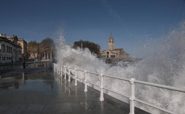 Tiempo en Asturias | El Principado, en alerta por olas de hasta cinco metros