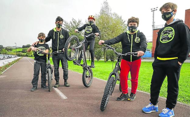 Bicicletas aparcadas por la restricción