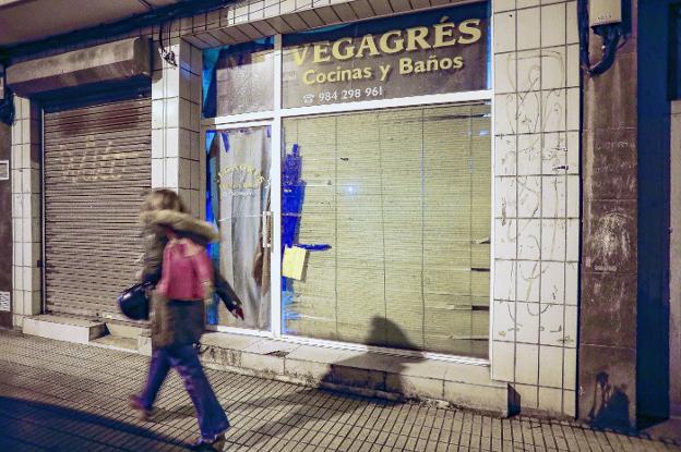 Multan a ocho jóvenes por una fiesta en un bajo en El Llano