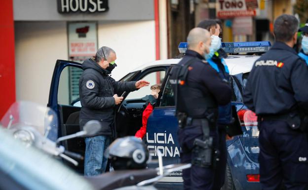 Herido un adolescente en el choque entre un coche y una moto en Gijón