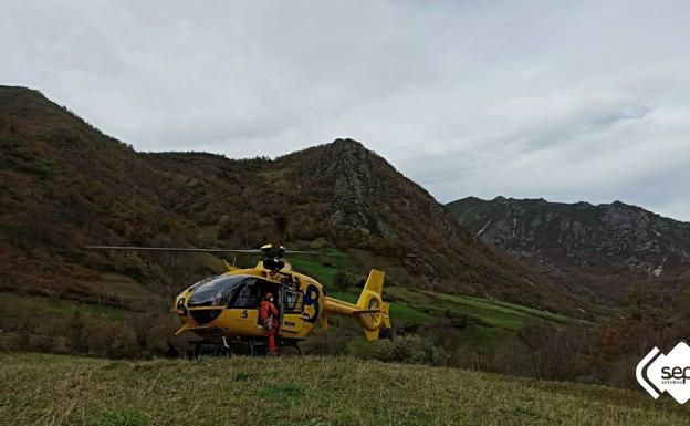 Un guarda del Medio Natural, herido en Somiedo tras caer por una pendiente de cien metros