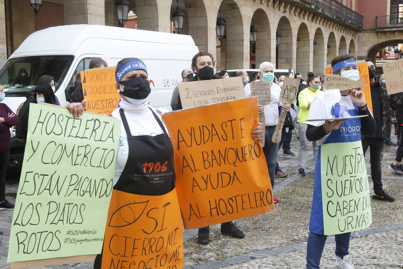 Hosteleros y comerciantes «desamparados» toman las calles de Asturias