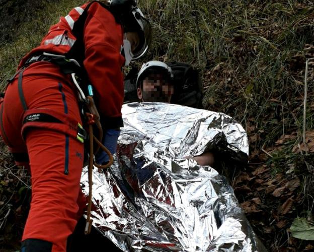 Herido un guarda tras caer cien metros por una pendiente en un monte de Somiedo