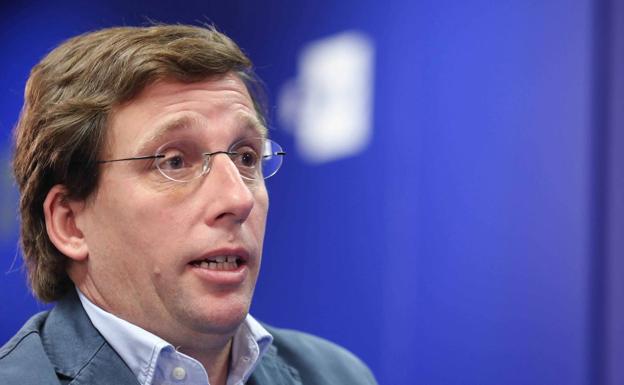 Almeida pide a los madrileños que en Nochevieja «se tomen las uvas en casa»