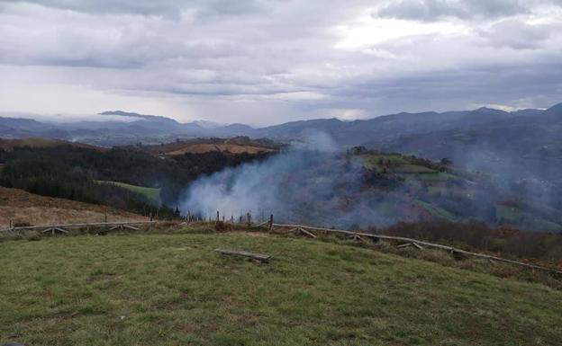 El Ayuntamiento de Bimenes sospecha que pudiera ser intencionado el incendio declarado este domingo