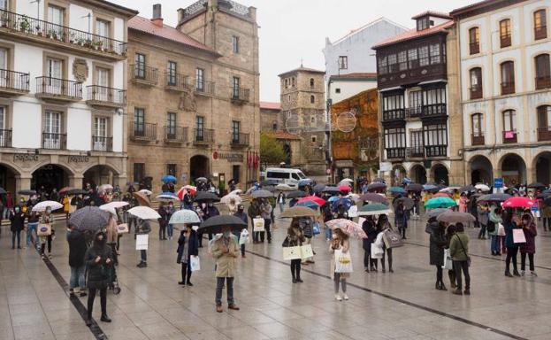 El comercio de Avilés vuelve a la calle para reclamar más ayudas ante una situación «insostenible y desesperada»