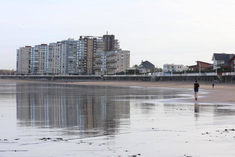 Las mareas dejan sin arena la playa de Salinas