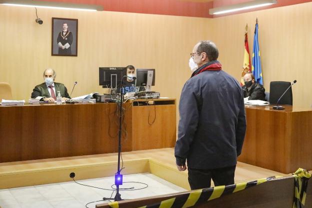 «Pensé que era un vecino», dice el acusado de agredir a un policía en Gijón