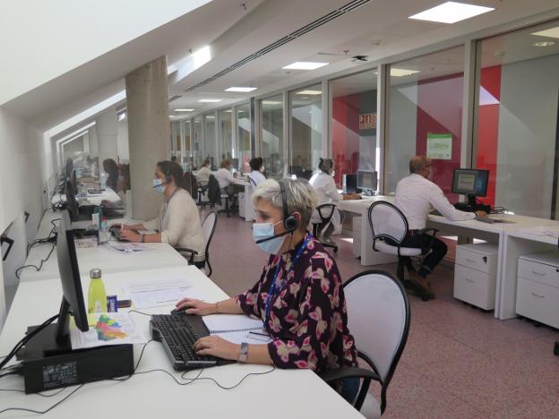 Cien llamadas diarias por operador en el 'call center'