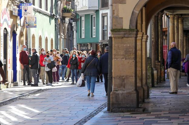 Colas por la lotería del hospital en Rivero