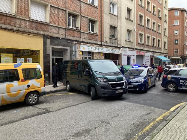Hallan el cadáver de un hombre en su piso de la calle San José