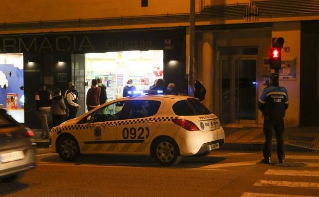 Cuatro individuos atracan una farmacia en pleno centro de El Berrón