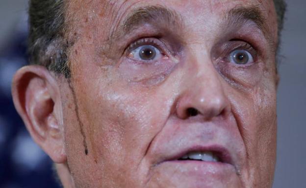 El incómodo momento del abogado de Trump con su tinte en plena rueda de prensa