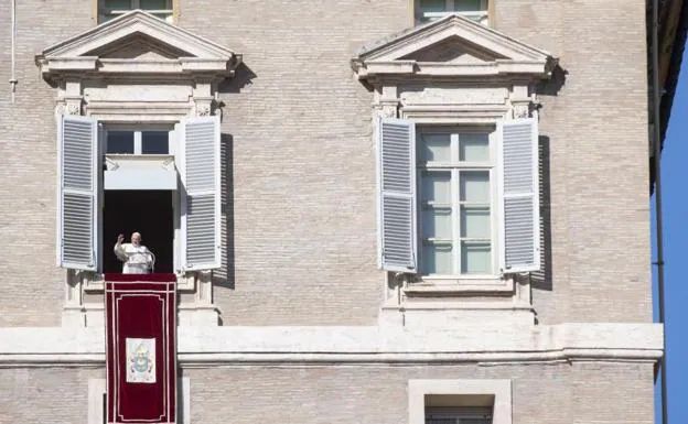El Papa Francisco saluda en el Vaticano /EFE