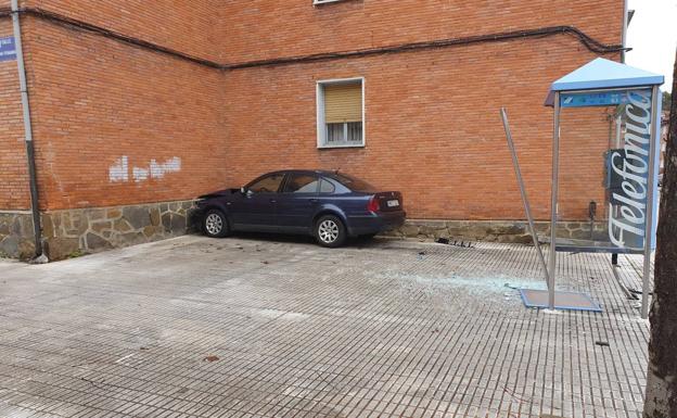 Empotra un turismo en un edificio en Sotrondio tras llevarse por delante un banco y una cabina telefónica