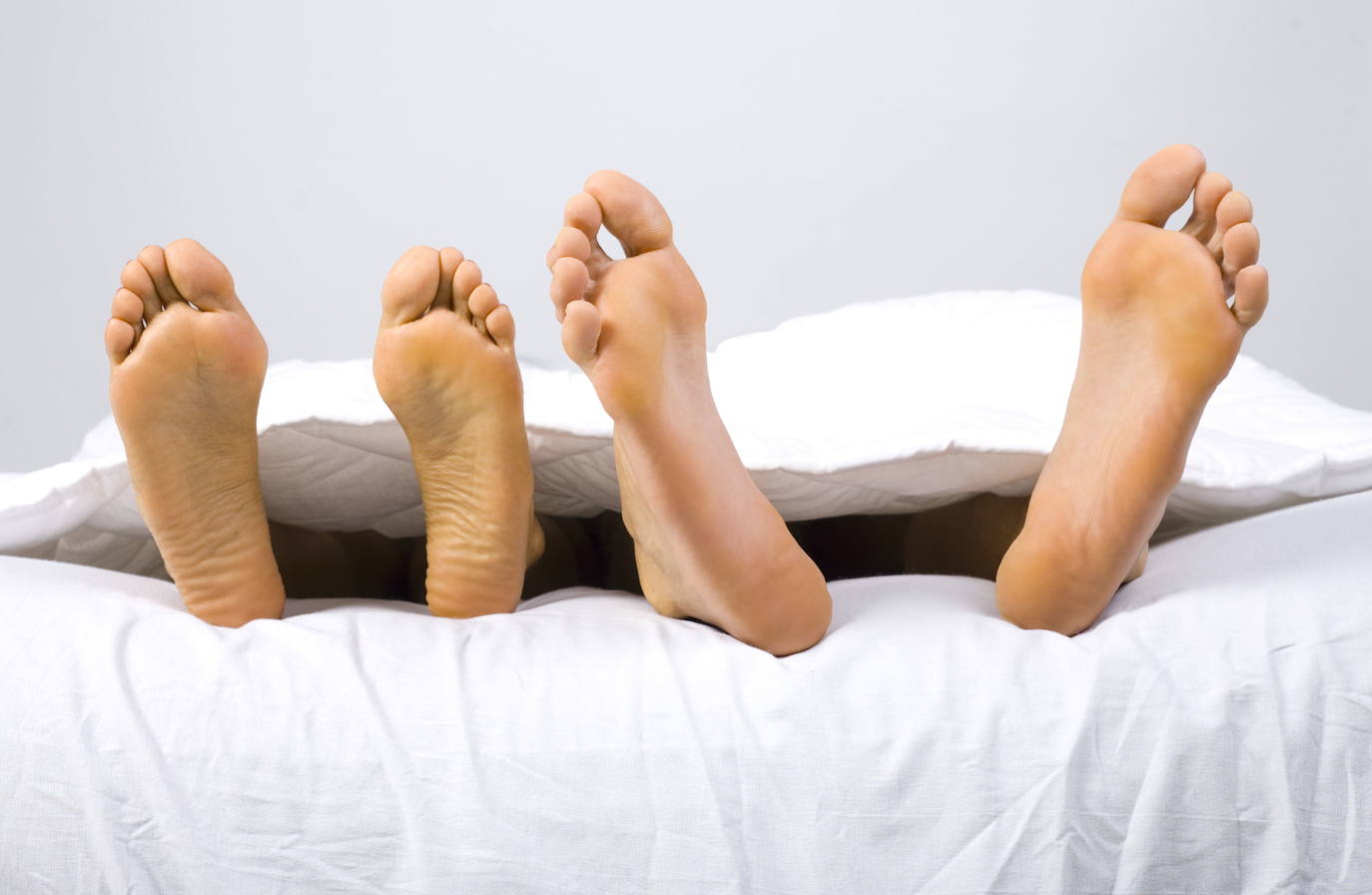 Más de la mitad de los solteros españoles no practica sexo ni besa en la boca por miedo al covid-19