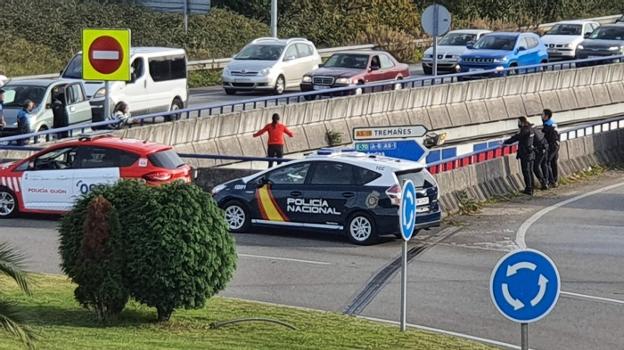La Policía evita que una mujer se lance al vacío en El Llano