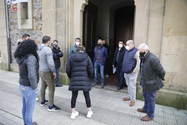 Coronavirus en Asturias | Los alcaldes del Nalón visitan a los trabajadores y autónomos del sector servicios encerrados