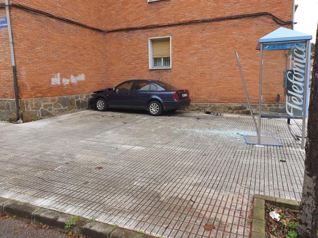 Arrolla un banco y una cabina, y choca contra un edificio