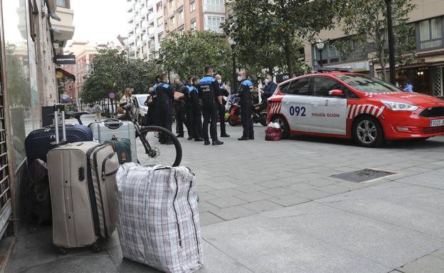La Policía Local de Gijón desaloja a los okupas de un edificio de la calle Langreo