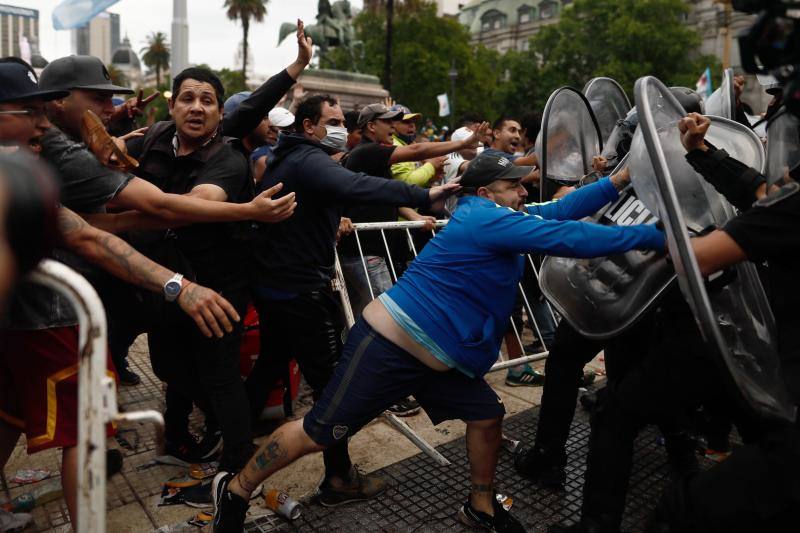 Incidentes en la Casa Rosada para despedir a Maradona