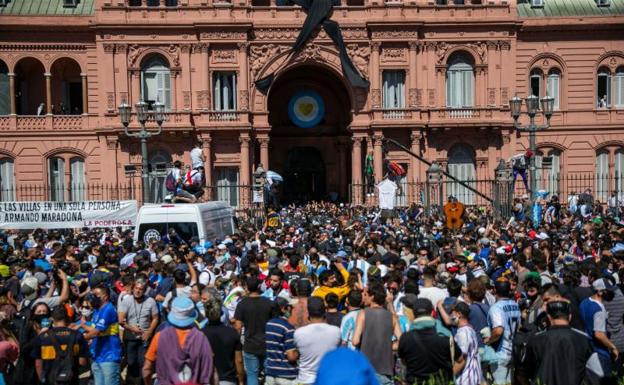 Amenazan de muerte al hombre que se sacó una foto con el cadáver de Maradona