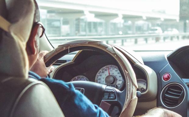 Los casos en los que se puede circular marcha atrás sin que te multen