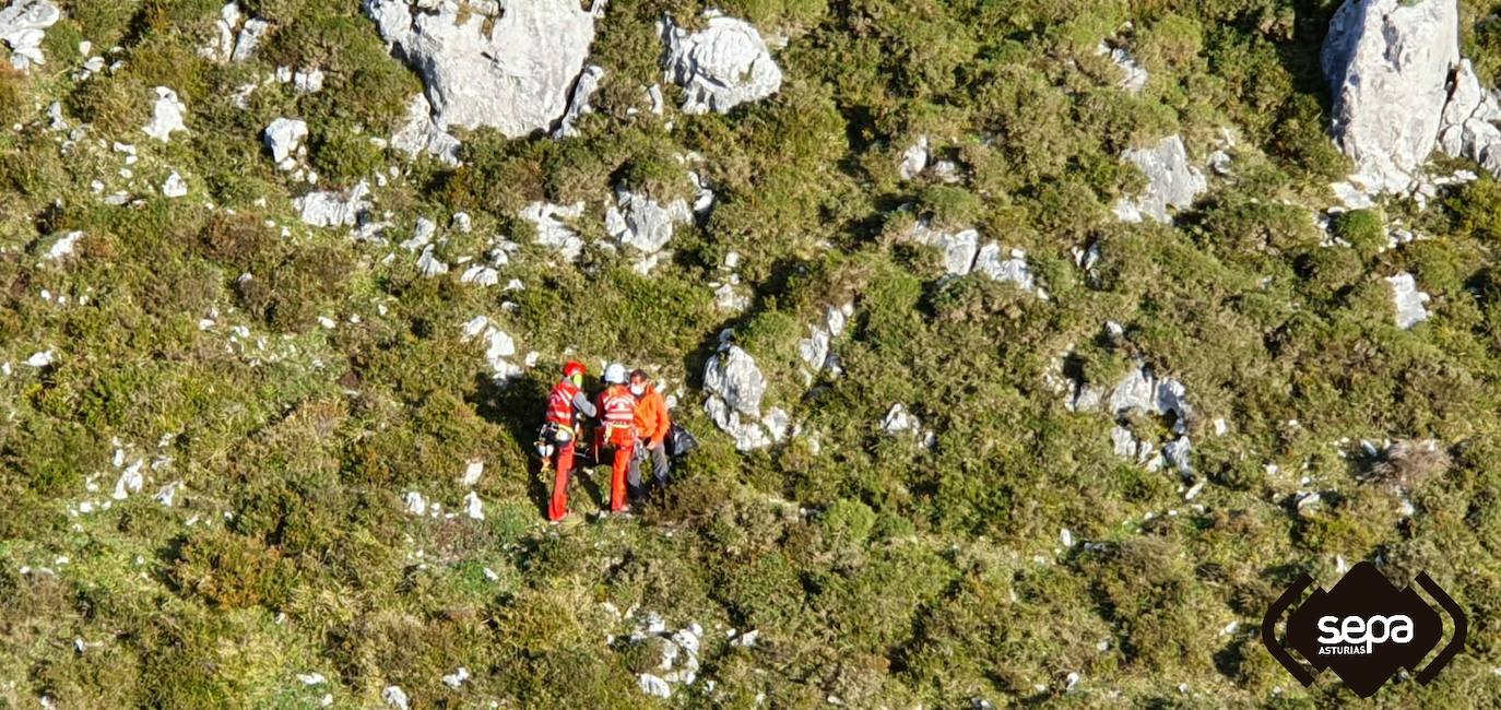 Rescatan a un hombre de 69 años tras caerse en una ruta de montaña en Morcín