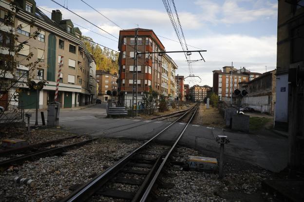 Adif modernizará los pasos a nivel de la línea Gijón-Laviana en Sotrondio y El Entrego