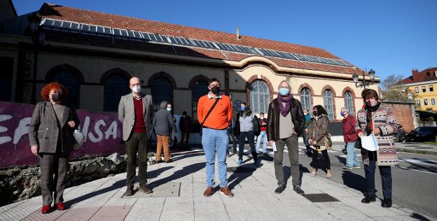 Arquitectos, artistas y vecinos se unen en una plataforma contra los derribos en la Fábrica de Gas