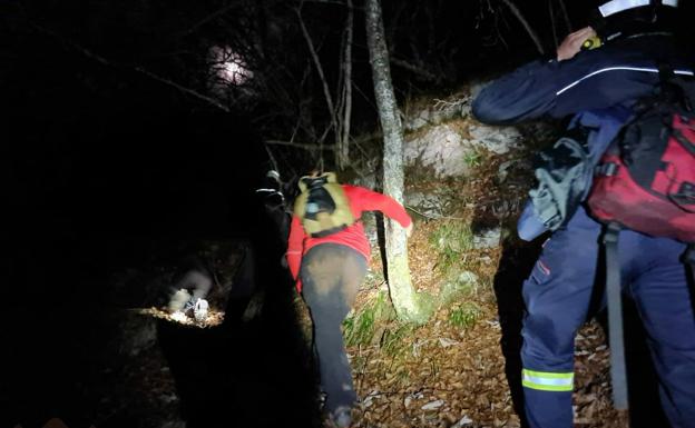 Rescatan a una familia con un menor en un pico en Sobrescobio al desorientarse y asustarse por un lobo