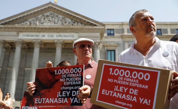 Ángel Hernández, a la izquierda, en una protesta en favor de la eutanasia, en 2019, ante el Congreso./Efe