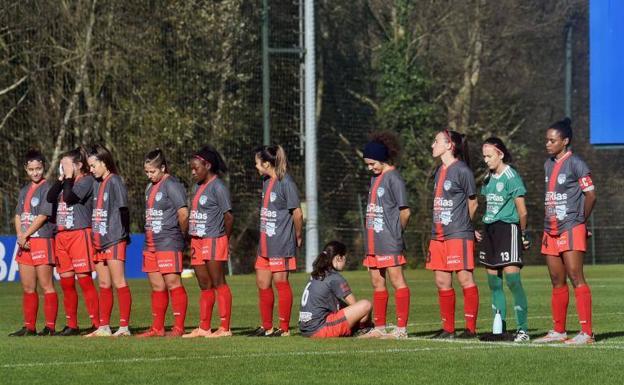 Amenazan de muerte a la futbolista que dio la espalda durante el minuto de silencio por Maradona